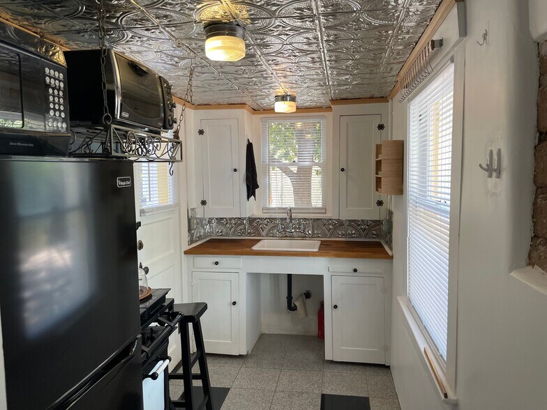 Kitchen - 333 E 15th St