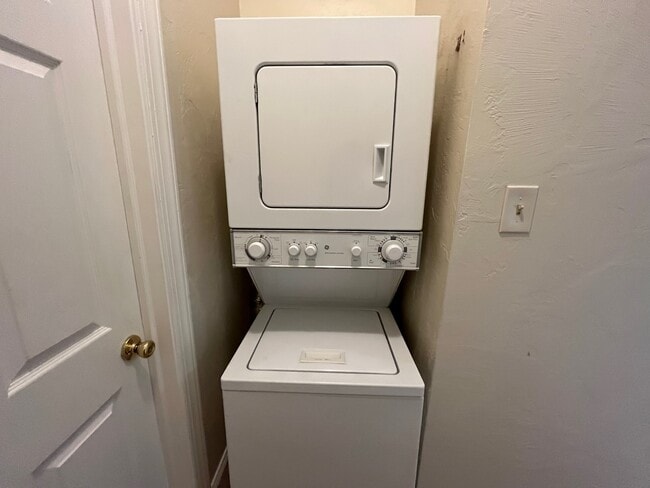 Building Photo - 350 Ophelia St