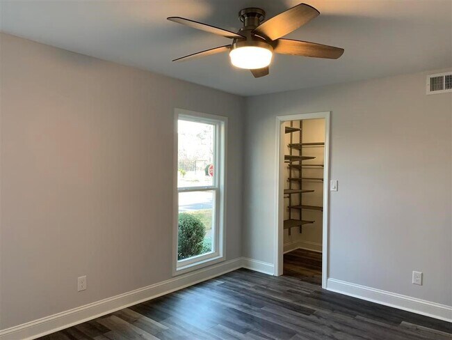 Building Photo - 604 Serramonte Dr
