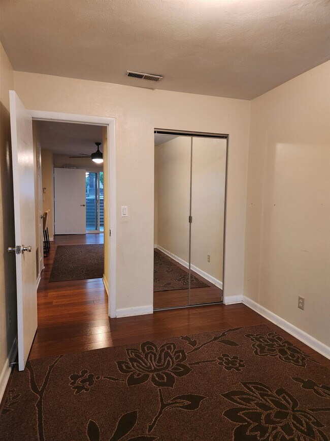 Building Photo - 1394 Bradley Dr