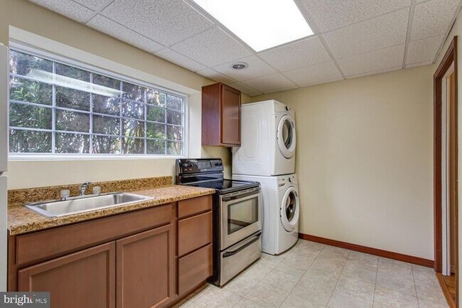 Building Photo - Brick Split Foyer With Large Backyard, 2 K...