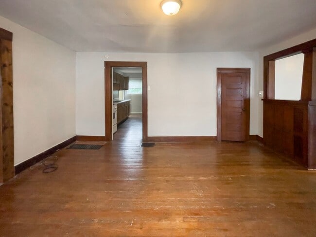 Building Photo - PRELEASING for AUGUST! Close to Campus: Washer and Dryer Included