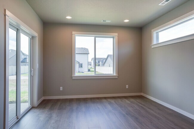 Building Photo - 3 bedroom 2 bath -3 car garage!