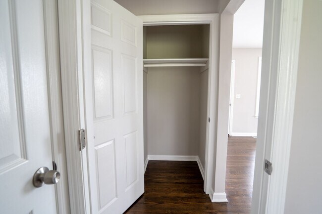 Building Photo - 3914 Creekside Dr