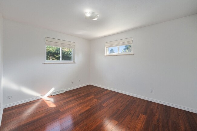 Building Photo - Charming Home w/Updated Kitchen and Yard B...