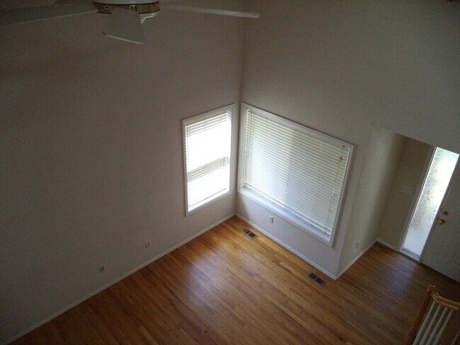 Building Photo - 3 bedrooms plus loft!  Main Floor Master plus so much more!