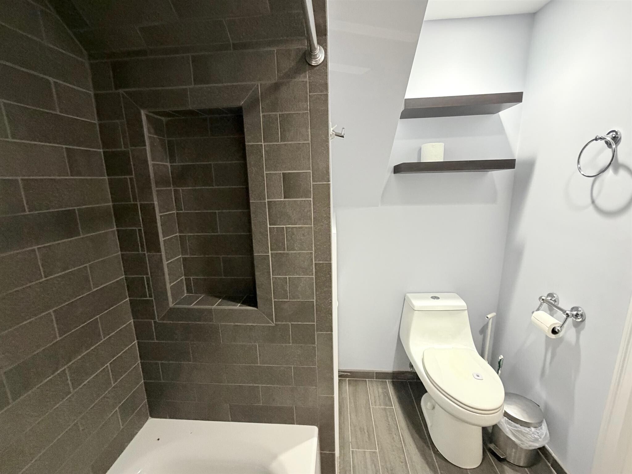 Building Photo - 8 Cross St E