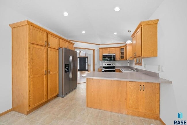Building Photo - Charming Multi-Level Home! Large Backyard,...