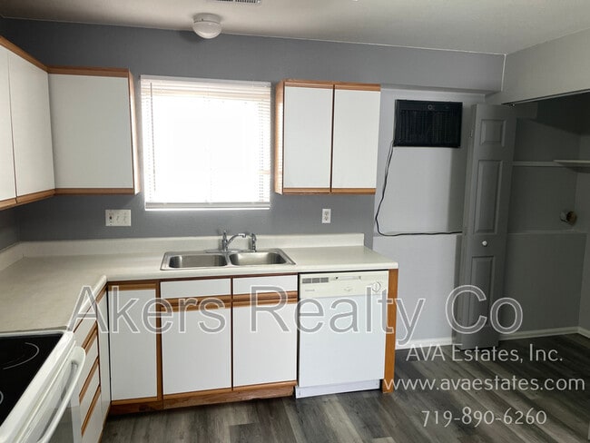 Building Photo - 733 E Laporte Dr