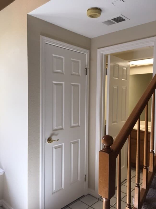 Building Photo - Great Location 3 Bedroom 2.5  Bath Townhouse