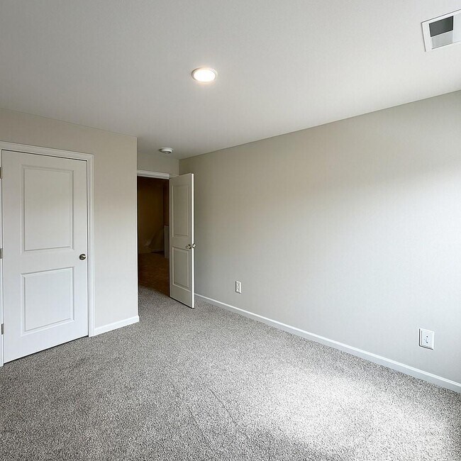Building Photo - 5290 Brailey Cir
