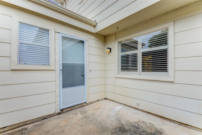 Building Photo - 8102 Amelia Rd