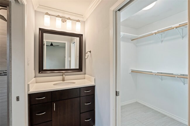 Building Photo - 4034 Shady Springs Dr