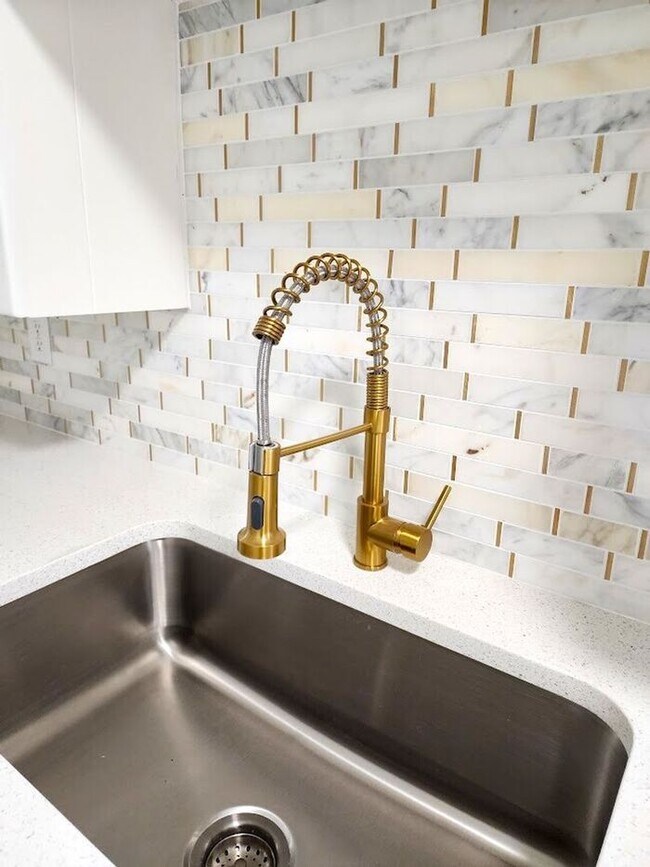 Building Photo - Remodeled 1 BED 1 BATH DUPLEX MIILER'S BLVD HISTORIC DISTRICT