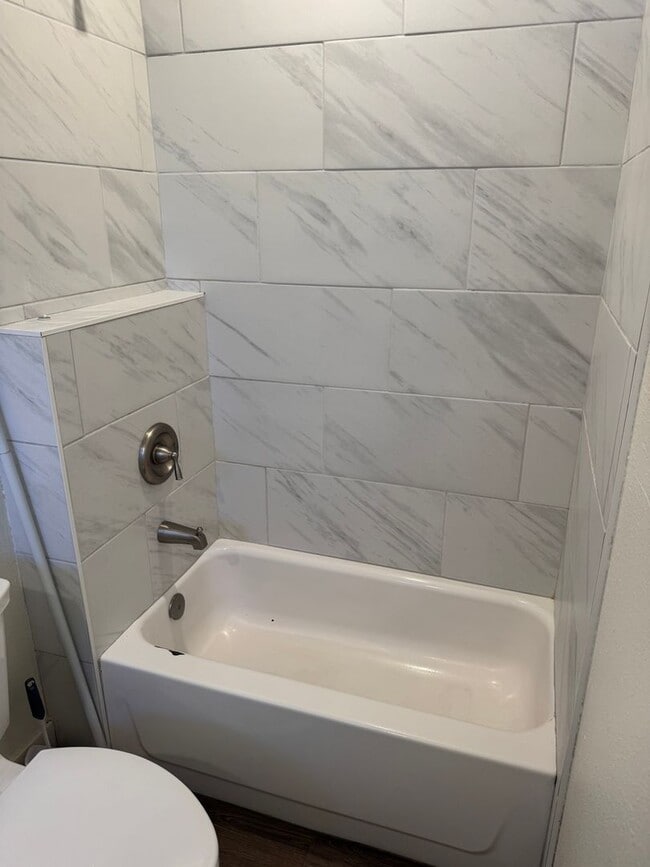 Building Photo - TRI PLEX in midtown..1 bedroom 1 bath with...