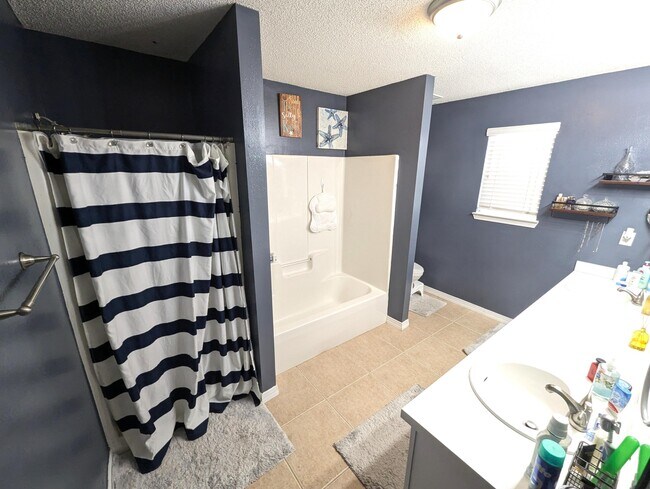 Building Photo - 437 Bridgewater Ct