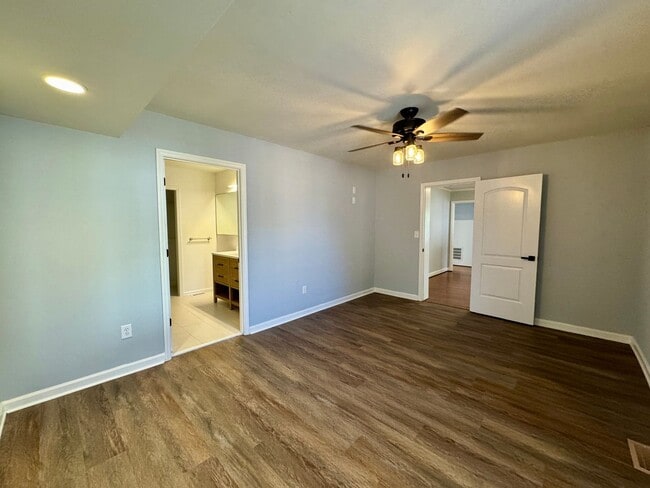 Building Photo - Move-in Ready!