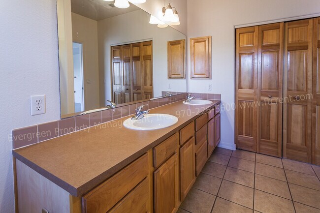 Building Photo - 5220 Boardwalk Dr