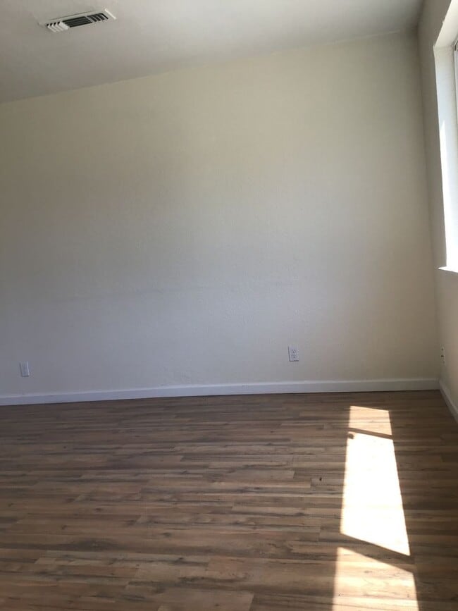 Building Photo - Townhouse Available