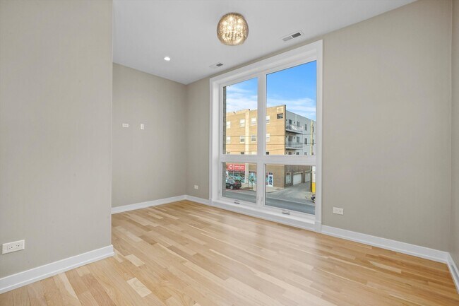 Building Photo - 2404 W Moffat St