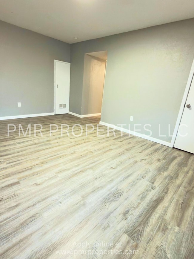 Building Photo - 3 Bedrooms/1.5 Bathroom House