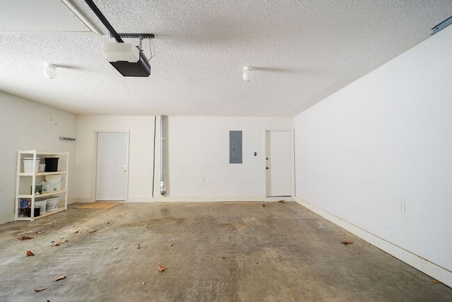 Building Photo - 4 bed, 3 bath, home with privet sunroom off master.