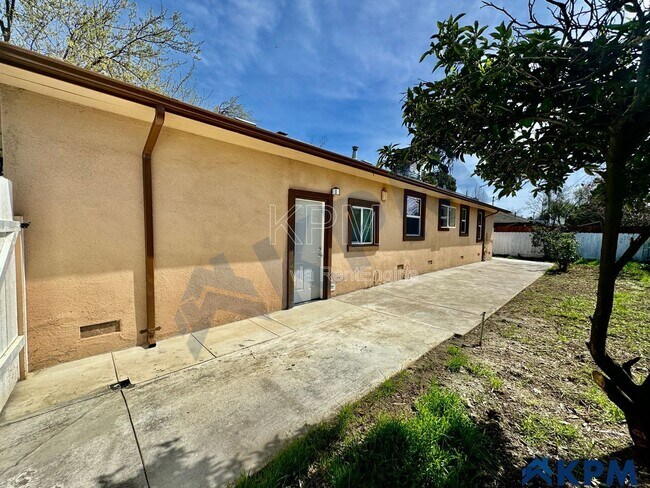 Building Photo - 2037 Lake Dr