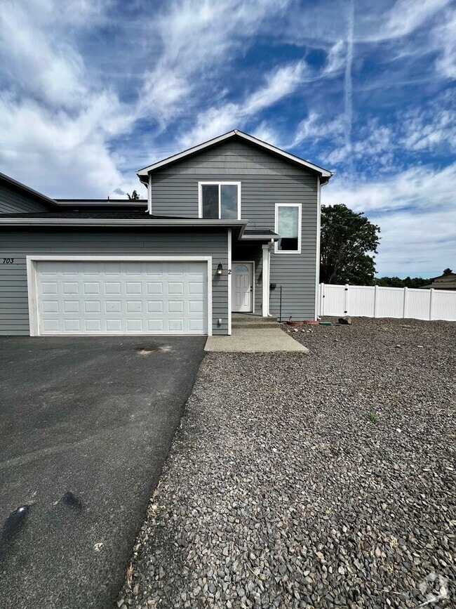 Building Photo - h703