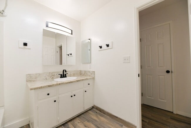Building Photo - 1202 Buena Vista