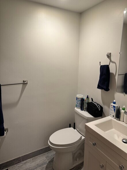 Building Photo - 262 Friend St