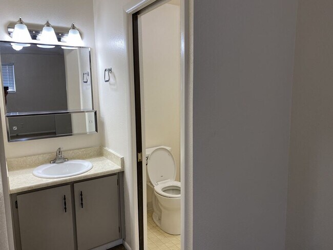 Building Photo - Super Cute 2 Bed 2 Bath in Murray