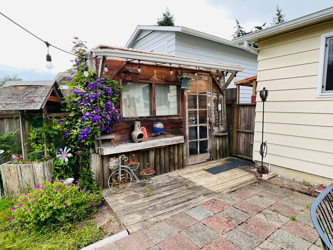 Building Photo - Beautiful yard, 3 bedroom 1 bath rambler i...