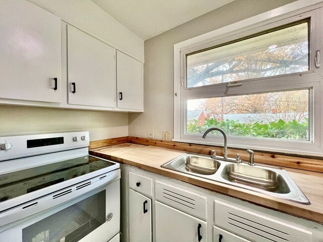 Building Photo - 3 BED CONDO IN PERFECT LOCATION!