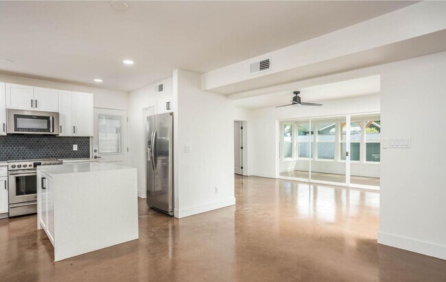 Building Photo - Biltmore District Luxury – 3 month leases avaialble 2,795.00