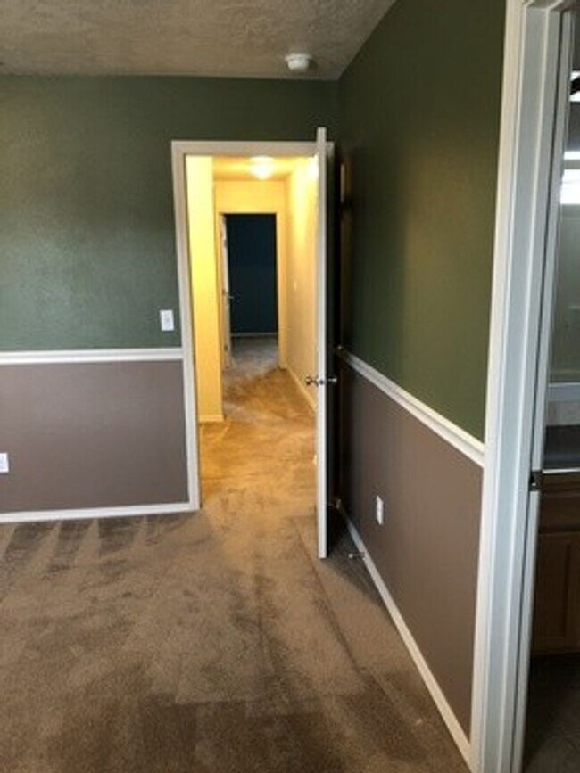 Building Photo - Walking distance to Settlers Park