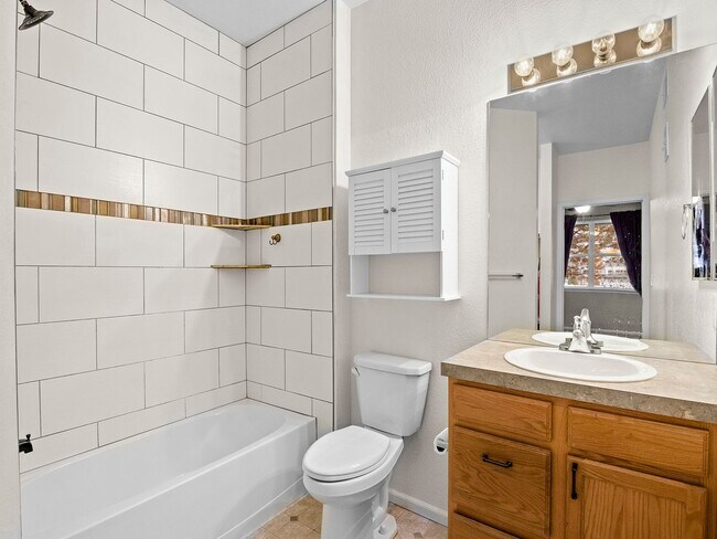 Building Photo - Charming 2 bed 2 bath Condo Near Centerra!