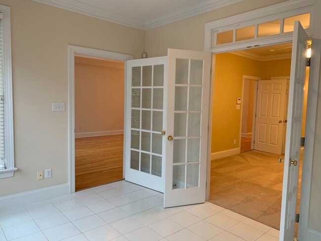Building Photo - Large 3 Bed | 2.5 Bath Townhouse With Firs...