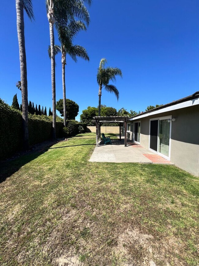 Building Photo - 3 Bed 2.5 Bath Fountain Valley Beauty Now Available