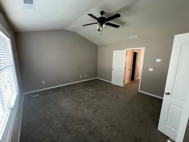 Building Photo - 223 Bobbie Way