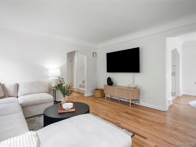 Building Photo - 1027 S Wilson Ave