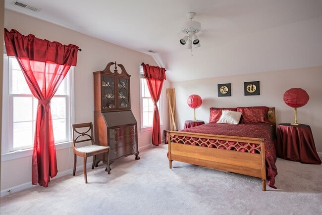 Building Photo - Gorgeous and Spacious 4 Bedroom home, Golf Course Views, Premium Finishes, Pet Friendly!