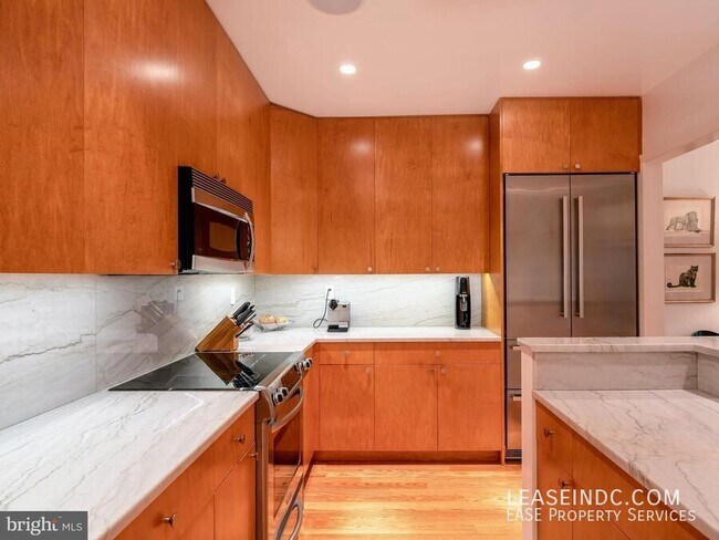 Building Photo - 1602 Beekman Pl NW
