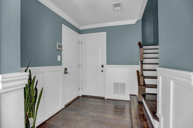 Building Photo - Stunning Townhome with Water Views!