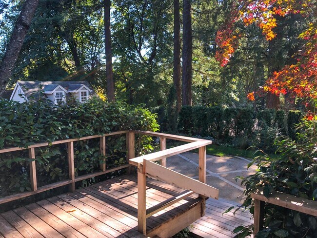 Building Photo - 3571 SW Council Crest Dr
