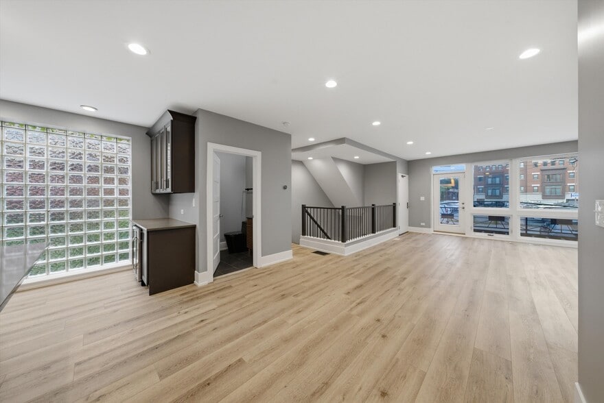Building Photo - 308 W Evergreen Ave