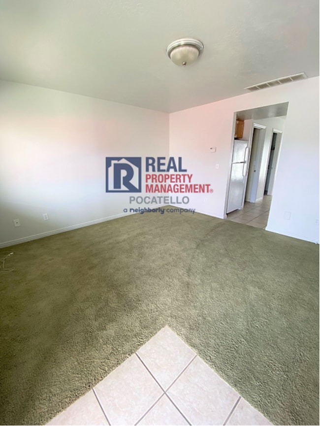 Building Photo - MOVE IN SPECIAL - 2 Bed 1.5 Bath Town Home - 1 Car garage