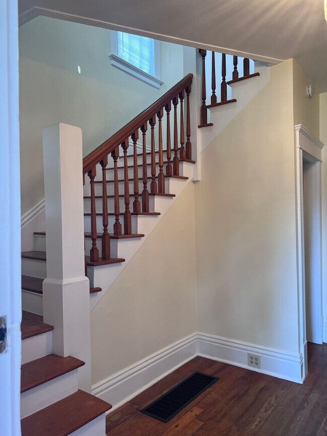 Building Photo - Spacious 3 Bed/2 Bath Home Minutes from Do...