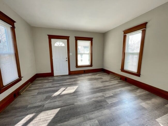 Building Photo - Charming 2 Bedroom Home Available!