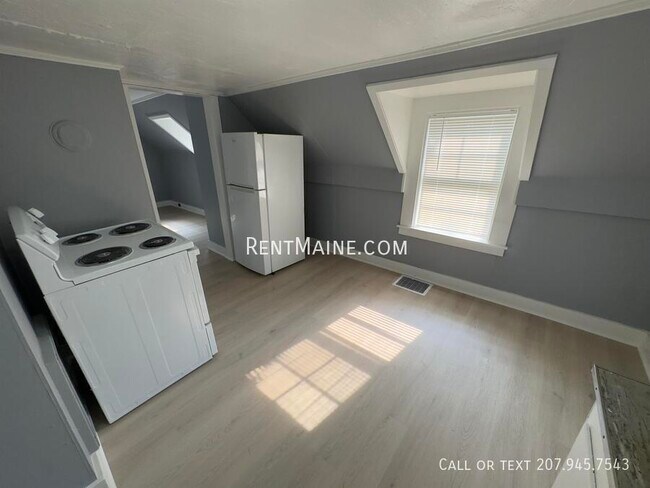 Building Photo - 225 Center St