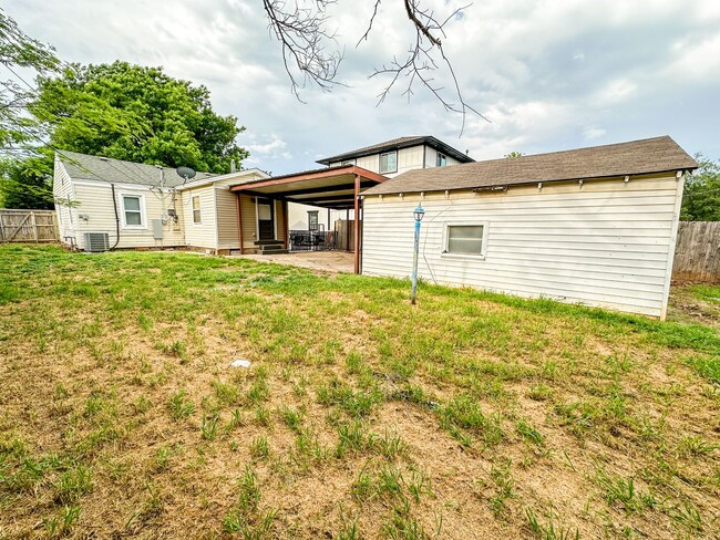 Building Photo - Updated 2 Bed 1 Bath - Large Carport and G...